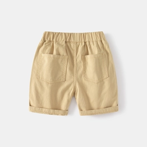 Vue détaillée du short en coton kaki pour garçons avec taille élastique et poches plaquées