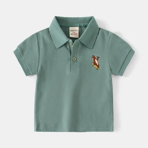 Polo pour garçon vert sauge à manches courtes avec broderie écureuil posé à plat