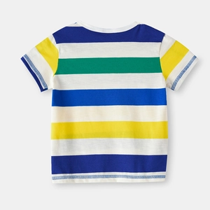 Détail d'un t-shirt en coton à rayures pour garçons avec coutures de qualité et col rond