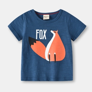 Détail d'un t-shirt enfant bleu marine avec imprimé renard orange et texture flammée