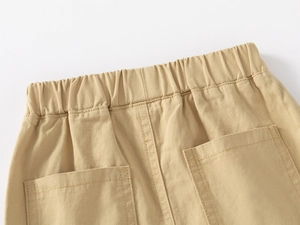 Détail du short décontracté kaki pour garçon avec taille élastique et poches arrière