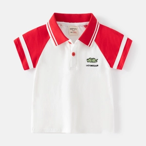 Polo enfant en coton avec broderie dinosaure vert et manches raglan rouges contrastées