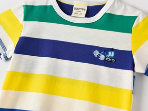 Gros plan du col de t-shirt rayé pour enfant avec broderie détaillée d'excavatrice