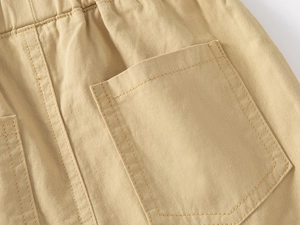 Gros plan du short en coton kaki avec taille élastique et poche arrière carrée renforcée