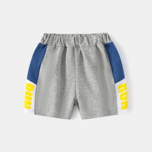 Short de sport gris enfant avec imprimé RUN et panneaux latéraux bleu et blanc