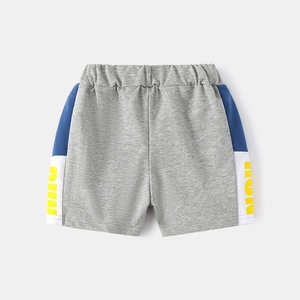 Détail du short enfant gris en coton avec taille élastique et bande latérale RUN bleue