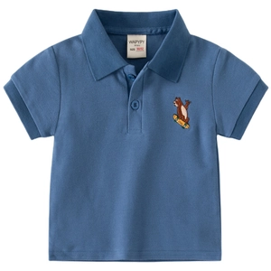 Polo classique bleu marine pour garçons en coton avec petit ours brodé sur skateboard