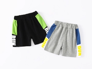 Détail de shorts de sport en coton pour enfants avec imprimé RUN et taille élastique