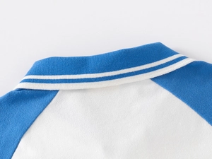Zoom sur le col contrasté du polo pour garçon avec bordure côtelée bleue et blanche