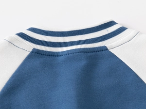 Dettaglio dello scollo a costine a righe blu e bianche sulla giacca baseball bimbo