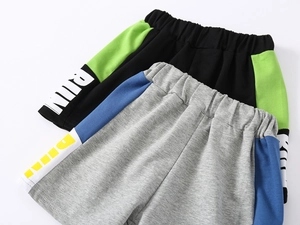 Détail de short de sport en coton pour enfant avec taille élastique et panneaux contrastés