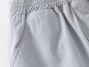 Détail du short en coton pour garçon avec taille élastique et coutures de poche