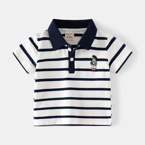 Polo a righe per bambini in cotone con colletto blu scuro e ricamo a forma di orso