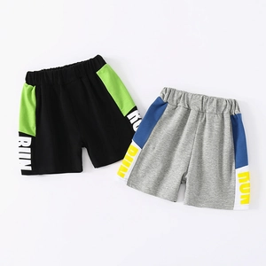 Lot de deux shorts de sport enfant avec imprimé RUN et taille élastique sur fond blanc
