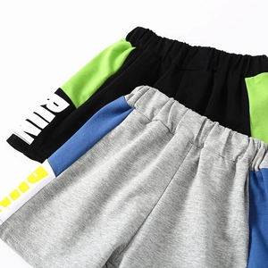 Short de sport enfant avec taille élastique et bandes latérales en noir et gris chiné