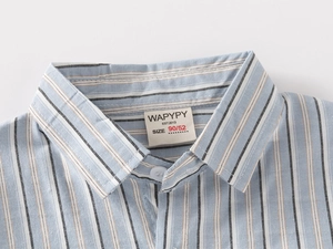 Gros plan du col et de l'étiquette de marque d'une chemise à rayures bleues et blanches