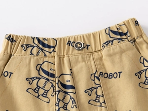 Détail du short pour enfants avec taille élastique, motifs robots et bouton foncé