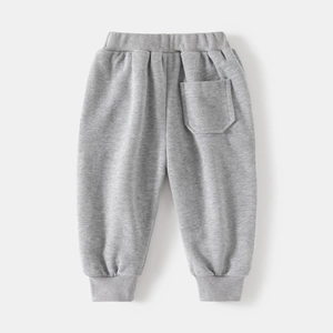 Graue Strickhose für Jungen mit elastischem Bund und Rippbündchen auf grauem Grund