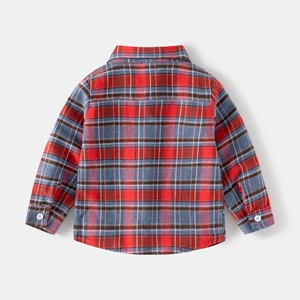 Vue arrière de chemise en flanelle à carreaux rouge et bleu pour enfants garçons