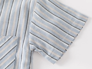 Détail du tissu en coton à rayures bleues et blanches avec coutures et texture tissée