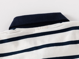 Dettaglio del colletto di polo a righe con maglia a coste e cuciture di alta qualità