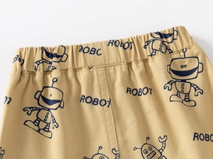 Détail de la taille élastique sur le short en coton kaki avec imprimés de robots