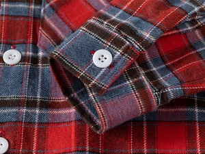 Gros plan détaillé sur la texture de la chemise en flanelle avec boutons en résine blancs