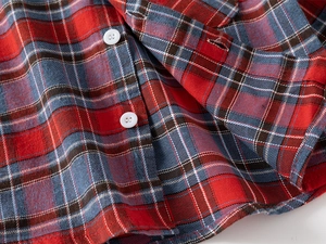 Gros plan sur une chemise en flanelle à carreaux rouge et bleu avec boutons blancs