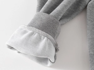 Detail der grauen Kinderhose mit Rippbündchen und warmem weißem Fleecefutter