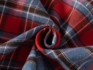 Gros plan sur la texture du tissu en flanelle à carreaux rouges et bleus en coton doux