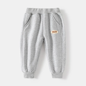 Pantalon de jogging en maille pour enfant gris clair avec broderie 1977 et bords-côtes