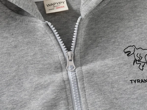 Détail du sweat à capuche gris pour enfant avec fermeture éclair et motif dinosaure