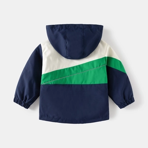 Veste à capuche enfant en bleu marine, blanc et vert, vue arrière à plat soignée