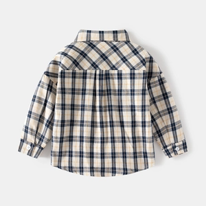Vista posteriore di una camicia a quadri a maniche lunghe per bambini con piega sul retro