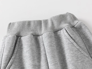 Détail du jogging gris avec taille élastique et texture en polaire épaisse