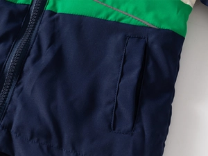 Détail de la veste bicolore avec bandes réfléchissantes et fermeture éclair premium