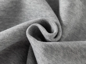 Gros plan du tissu en maille gris pour sweat à capuche montrant une texture douce