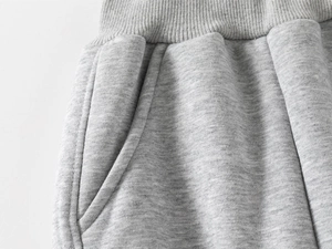 Détail du pantalon en maille gris pour garçon avec taille élastique côtelée et poches