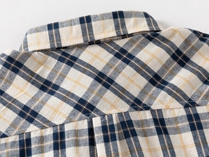 Dettaglio delle cuciture a quadri e del tessuto in cotone traspirante sulla camicia