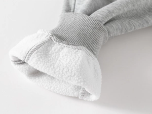 Détail du pantalon thermique gris pour enfant avec doublure polaire blanche et bords-côtes