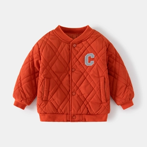 Giacca trapuntata arancione da bambino con ricamo lettera C e colletto stile baseball