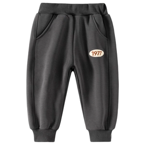 Pantalon de sport gris foncé doublé polaire pour garçon avec broderie 1977 et bords-côtes