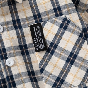 Camicia scozzese in cotone per bambini con etichetta decorativa sulla tasca sul petto