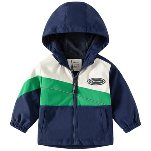 Coupe-vent à capuche enfant avec blocs de couleurs bleu vert blanc et badge sport