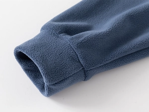 Détail des poignets élastiques sur une veste en polaire bleue pour enfants