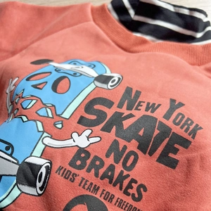 Sweat-shirt d'hiver épais pour enfant rouge brique avec motif skateboard et col montant