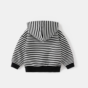 Vue détaillée du dos d'un sweat à capuche rayé noir et blanc pour enfant avec bords-côtes