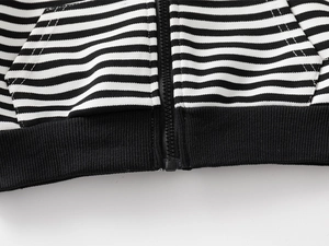 Détail de l'ourlet du sweat à capuche rayé noir et blanc avec fermeture éclair et bords