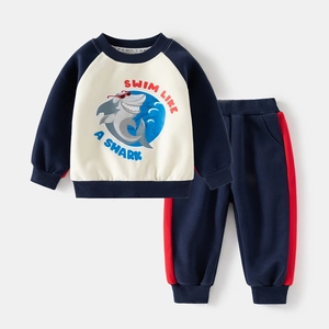 Ensemble survêtement enfant avec manches raglan bleu marine et imprimé requin
