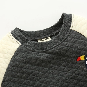 Gestepptes Kinder-Sweatshirt mit Rundhalsausschnitt, Raglanärmeln und Stickerei